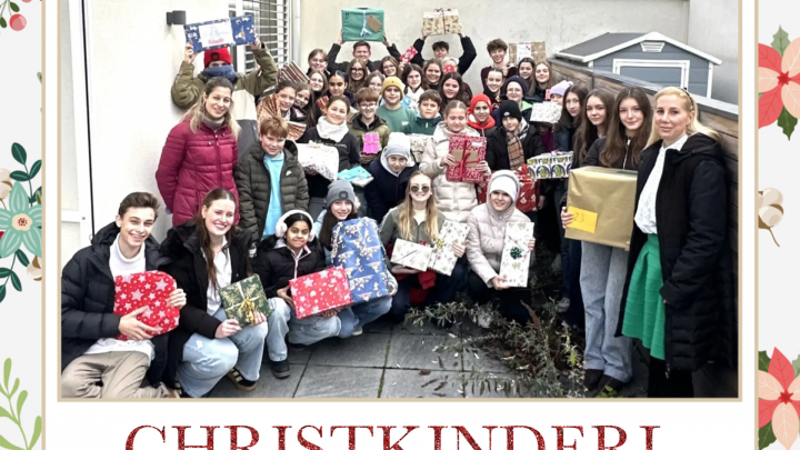 Vertreter*innen der 24 Klassen mit den fertig verpackten Geschenken bei der Übergabe am 11. Dezember 2025